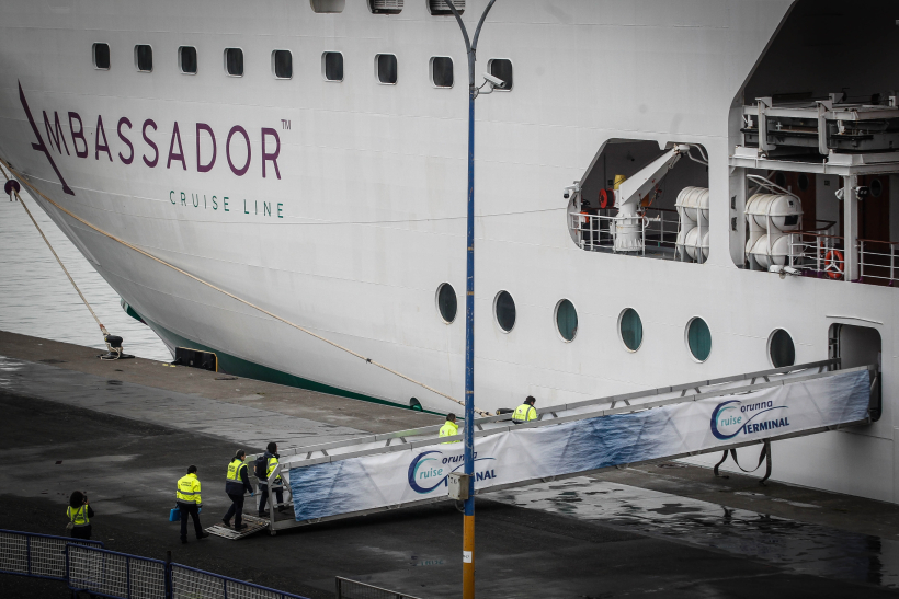 Personal de Sanidad Exterior sube al barco para comprobar el estado del brote de gastroenteritis
