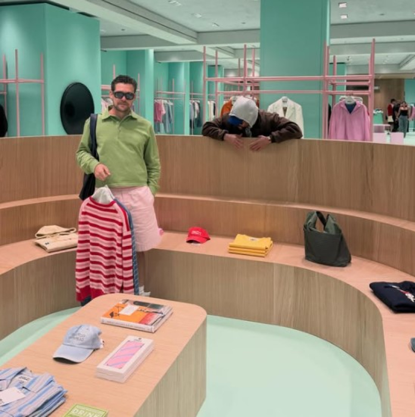El instagramer JAnthonyOliveras, en la tienda de Zara en San Juan de Puerto Rico con la colección de Bad Bunny y Zara