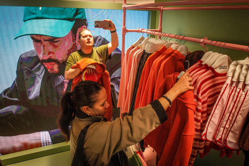 Locura en A Coruña por la colección de Bad Bunny y Zara