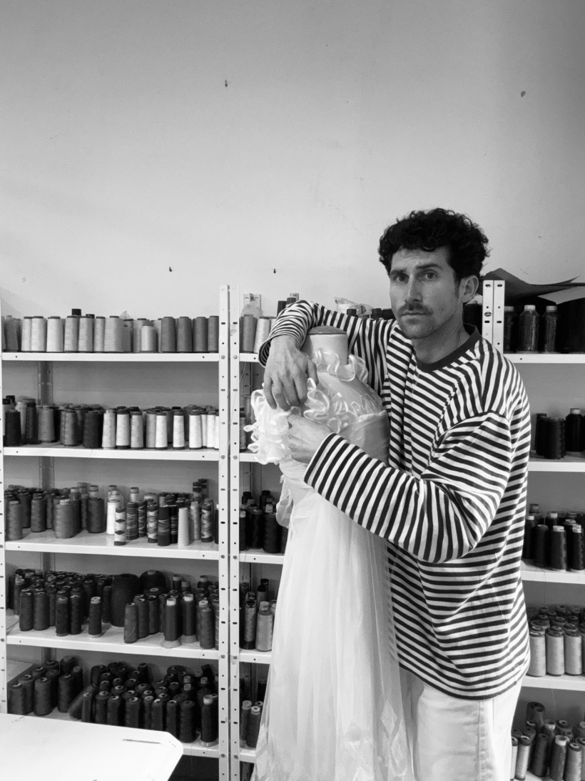 Manuel Amado en su taller de la Rúa Travesa de Betanzos