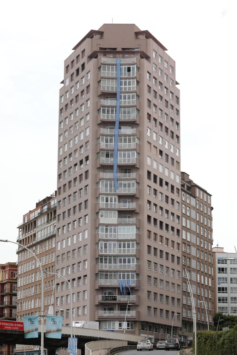 Una bandera gigante en la torre Golpe