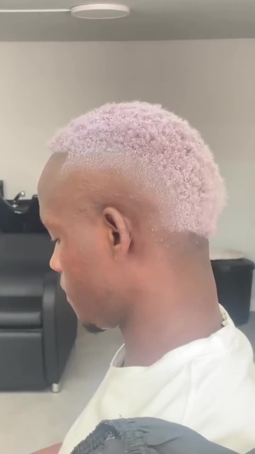 Bil Nsongo, en Tomo's Hair Studio, después del baño de color en el pelo