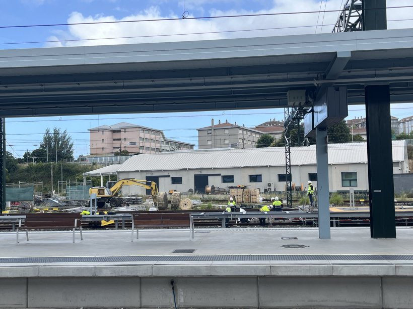 Los operarios trabajan estos días en la construcción del nuevo andén