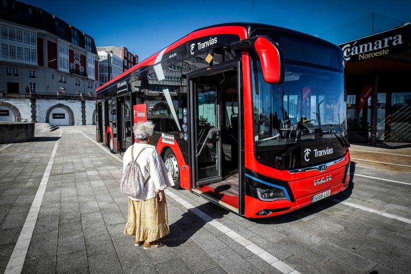 Autobús expuesto para mostrar el nuevo logo y nombre de Tranvías