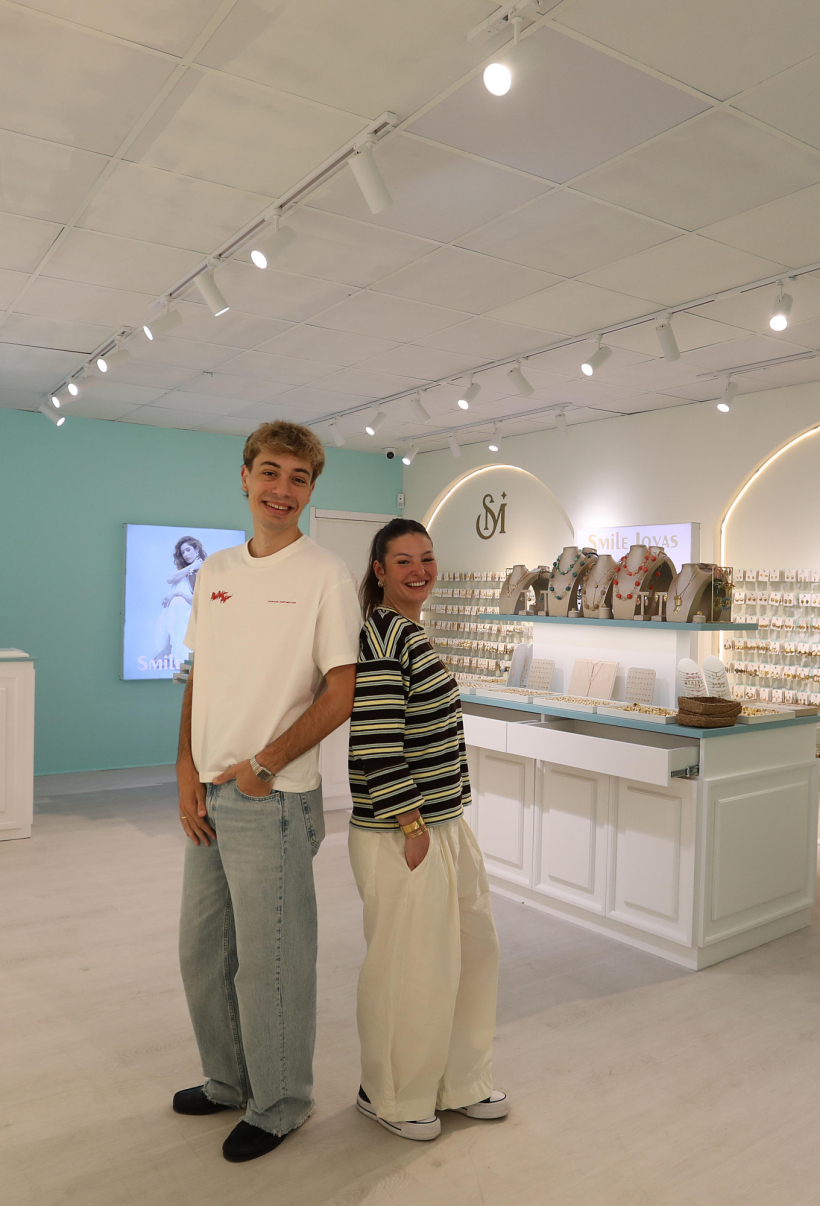 Sergio Esmorís y Florencia Dezi, en Smile Joyas de la calle Real