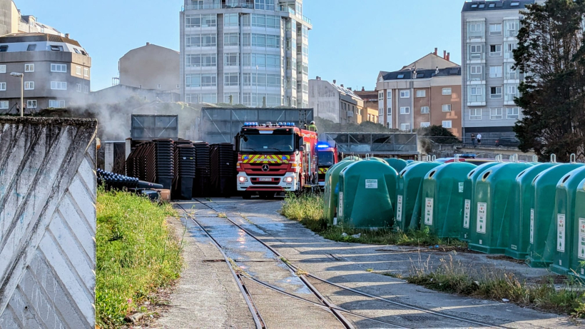Los Bomberos apagan un incendio en las cocheras del tranvía junto a la Torre