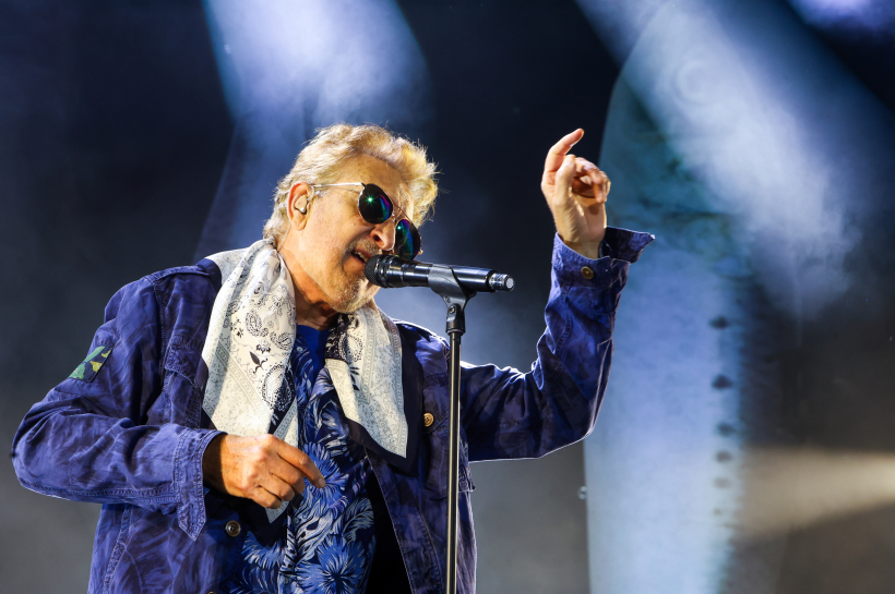 El cantante del Último de la Fila, Manolo García, durante el concierto ofrecido este sábado en el Monte Do Gozo de Santiago de Compostela