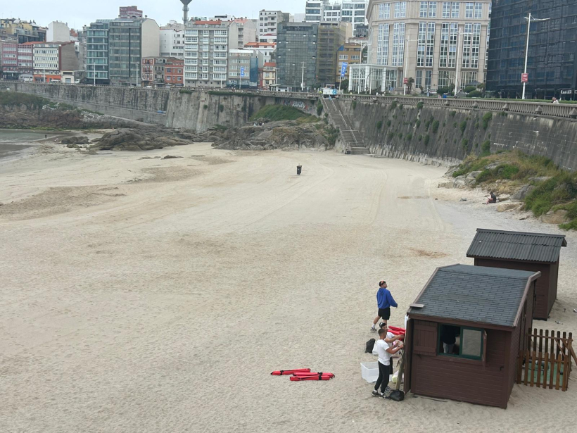 Los socorristas llegan a las playas de A Coruña