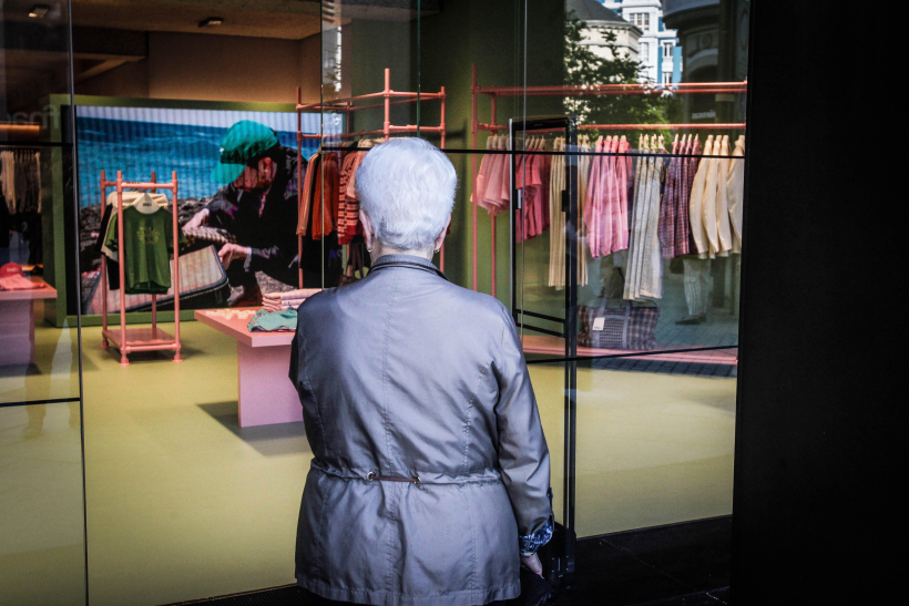 Una persona observa el escaparate de una tienda de Zara