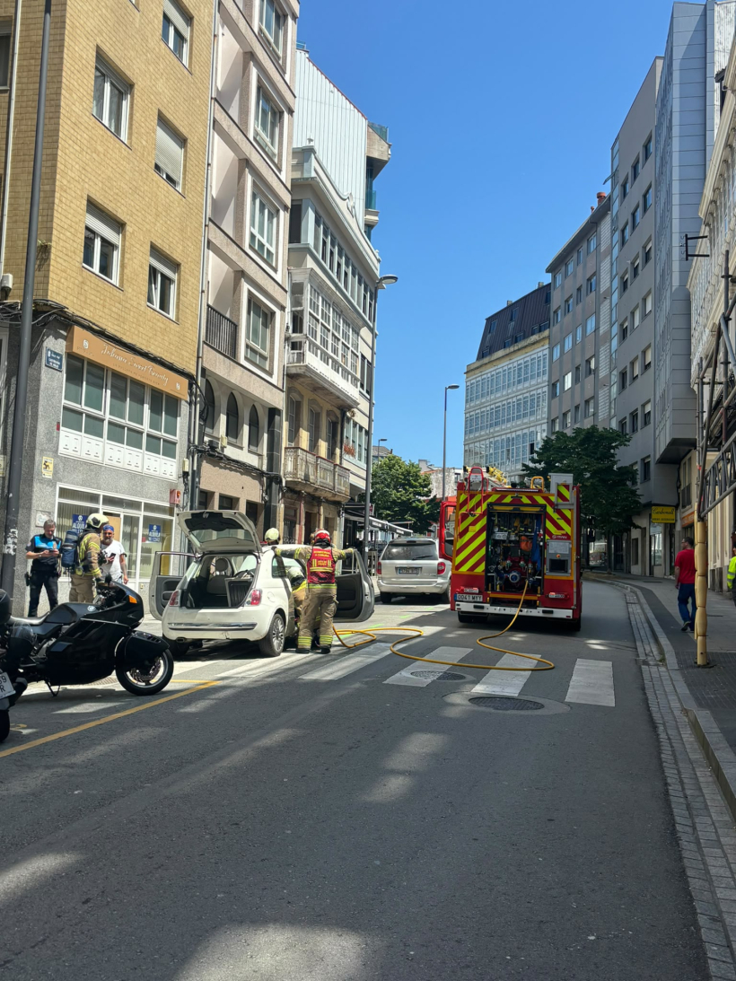 El coche que empezó a echar humo en A Coruña