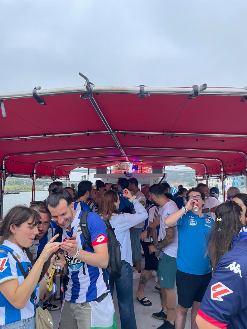 El deportivismo celebra el ascenso con una gabarra en la ría de Bilbao