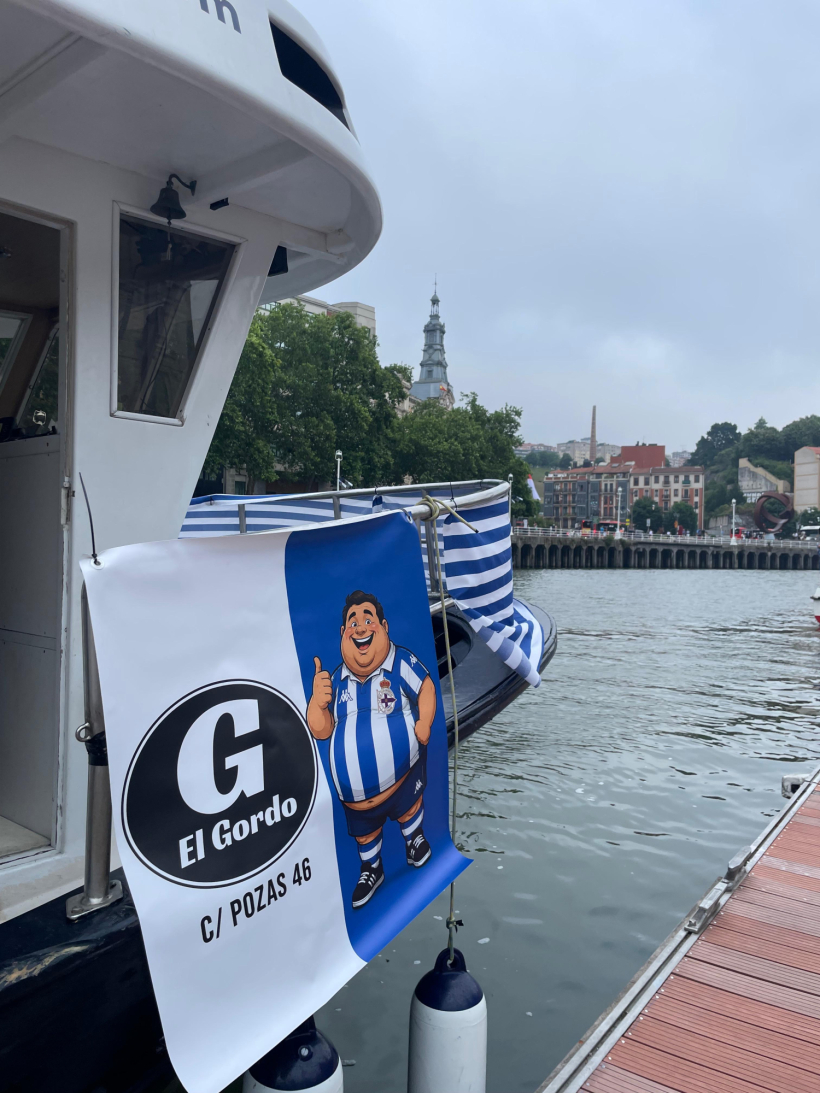 El deportivismo celebra el ascenso con una gabarra en la ría de Bilbao