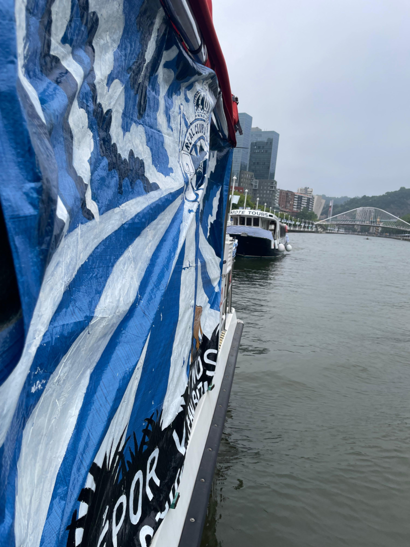 El deportivismo celebra el ascenso con una gabarra en la ría de Bilbao