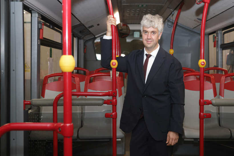 El director de Tranvías, Ignacio Prada, posa en un autobús