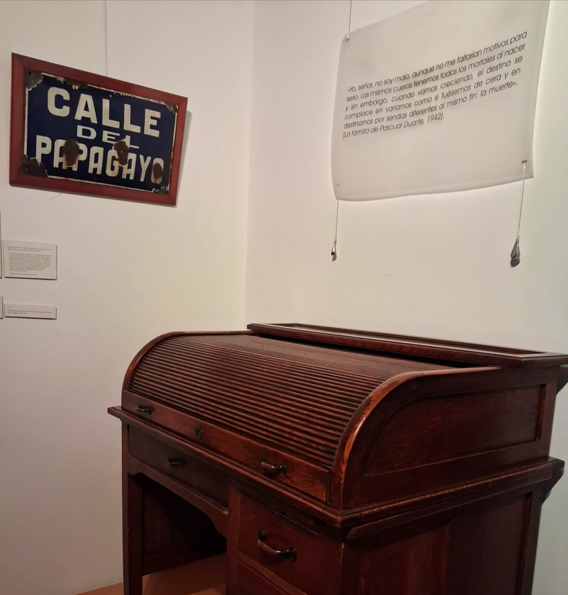 La placa del Papagayo, expuesta en la Fundación Camilo José Cela