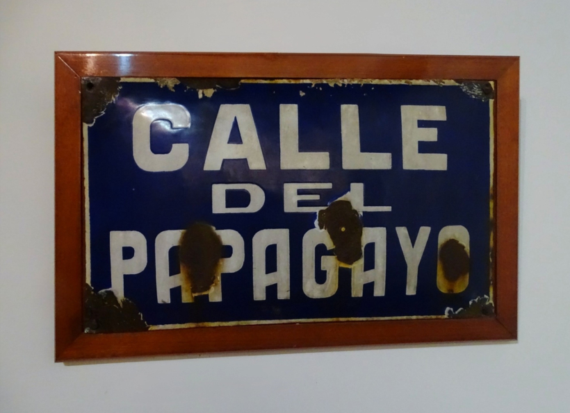 Primer plano de la placa del Papagayo en la Fundación Camilo José Cela
