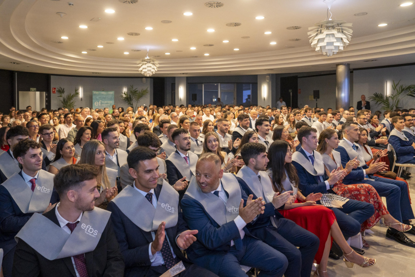 Varios alumnos en el acto de graduación del curso 2025-26 de ef business school en el Hotel Áttica 21