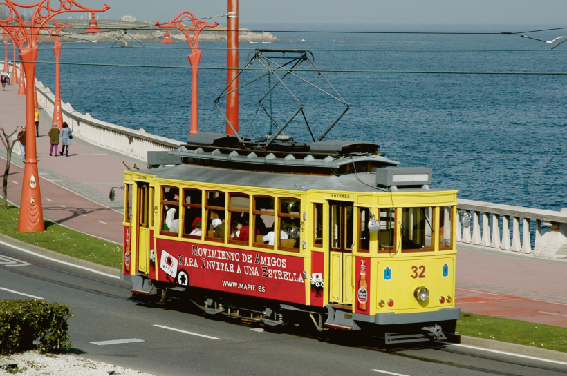 El tranvía 32, por el Paseo Marítimo