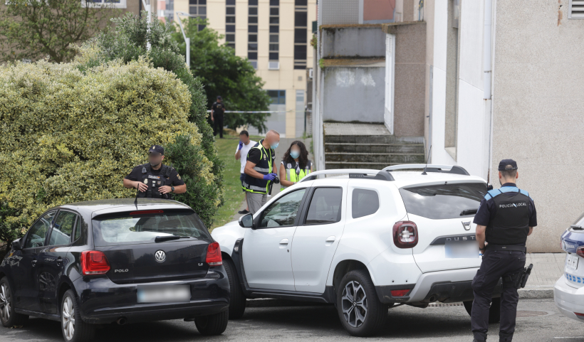 Agentes de la Policía en el lugar en el que se produjo el crimen de Los Rosales