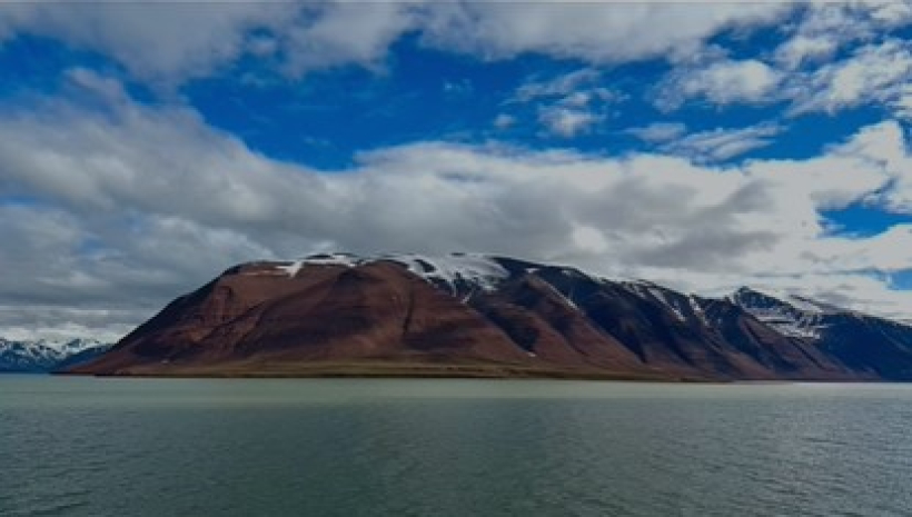 Uno de los paisajes de los fiordos de Svalbard