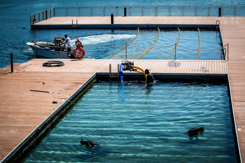 La piscina de O Parrote, durante los trabajos de limpieza