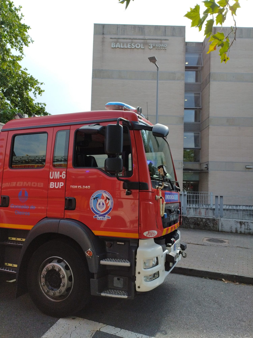 Bomberos en la residencia Ballesol de Oleiros