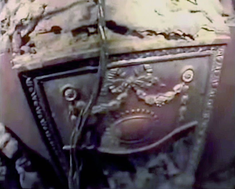 Imagen que Cameron captó en 1995 en una expedición a los restos del pecio (y que después empleó en la película de 1997) en la que se aprecia el estado de la estufa de la suite de Thomas 83 años después del naufragio