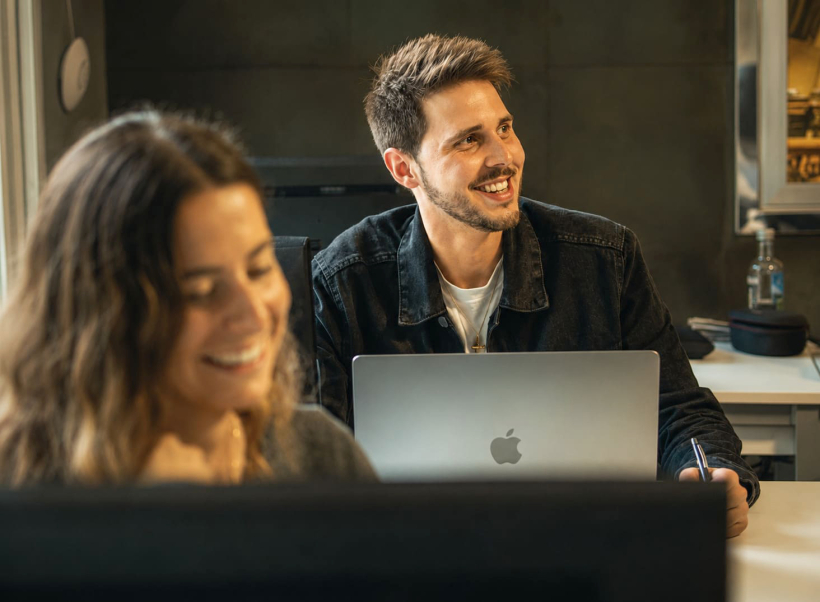 En el campus ef ciclos formativos, en A Coruña, los futuros desarrolladores de aplicaciones del Ciclo Superior en Desarrollo de Aplicaciones Multiplataforma no solo aprenden a programar, aprenden a volar