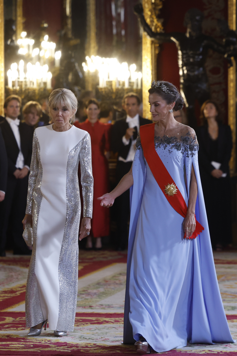 MADRID, 29/09/2026.- La reina Letizia y la primera dama francesa Brigitte Macron (i) a su llegada a la cena de gala que se celebra este martes en el Palacio Real, en Madrid. EFE/Daniel González