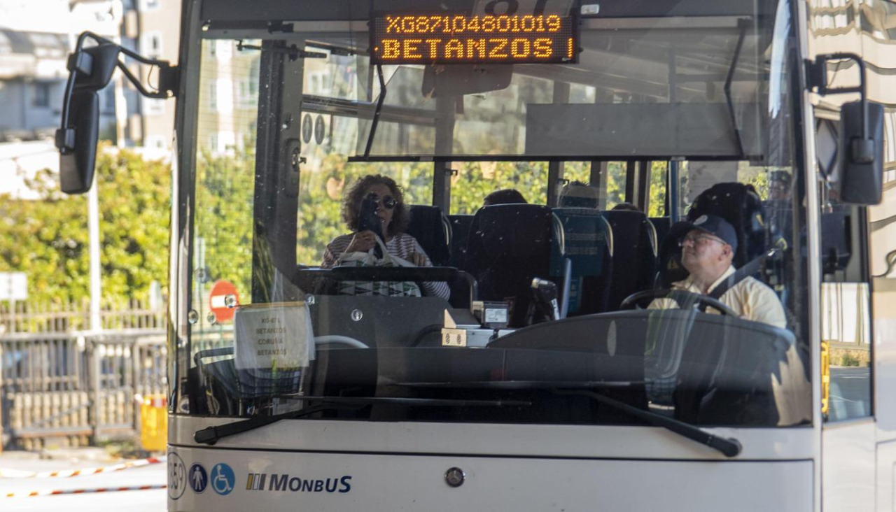 Uno de los autobuses de Betanzos en la Estación de A Coruña