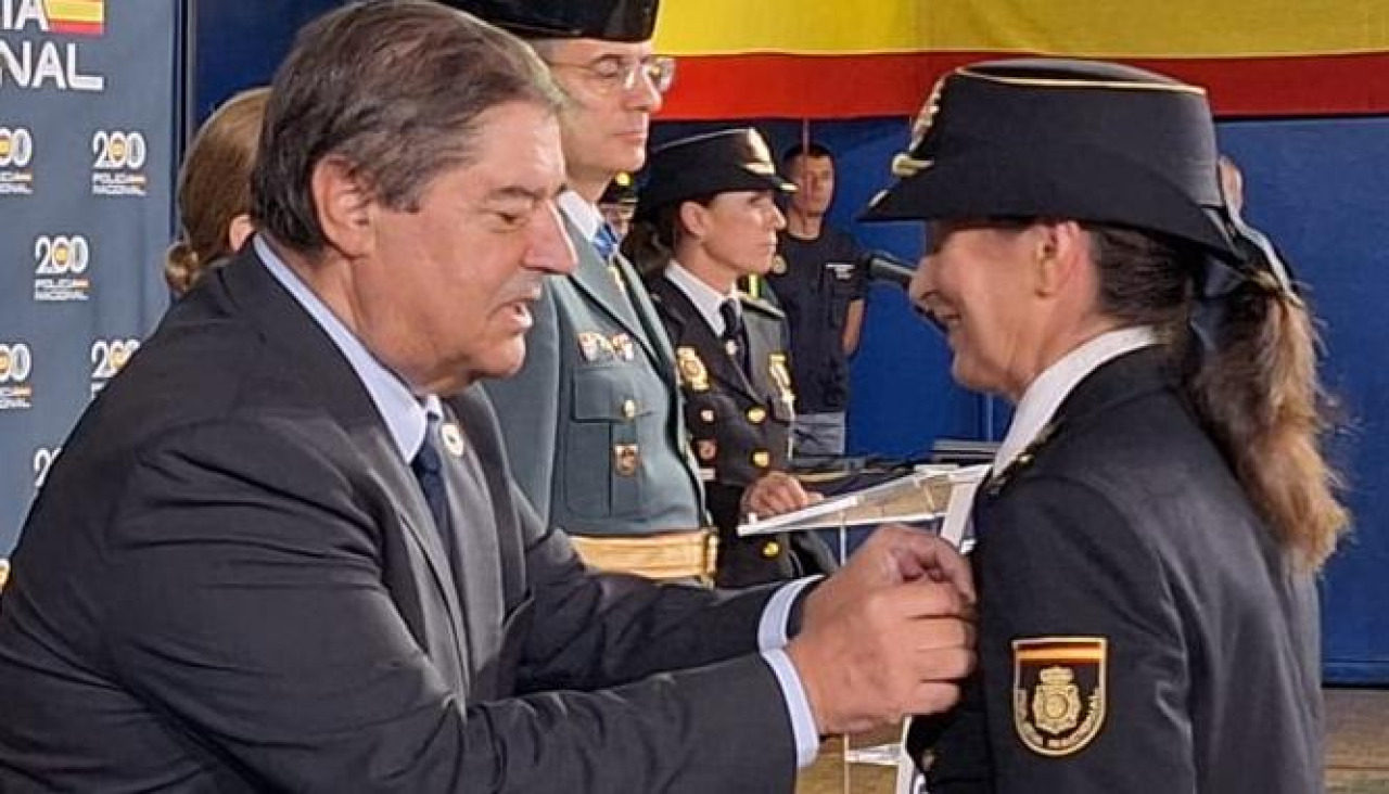 El subdelegado y el comisario, durante la entrega de medallas