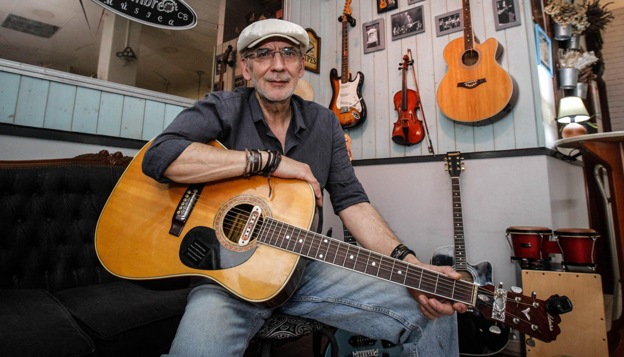 Santiago Dávila, dueño del café Septiembre en O Temple