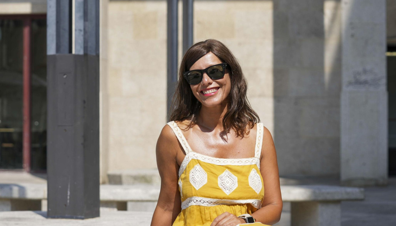Ana Fernández posa en la plaza del Papagayo