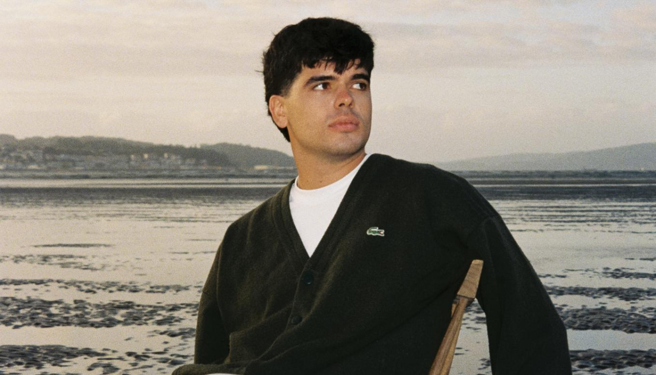Íñigo Quintero lanza su primer álbum "El sitio de siempre"