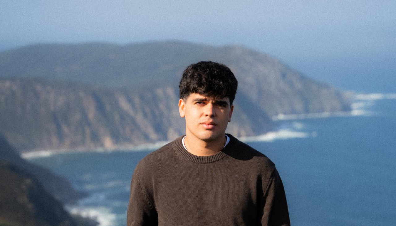 Íñigo Quintero lanza su primer álbum "El sitio de siempre"