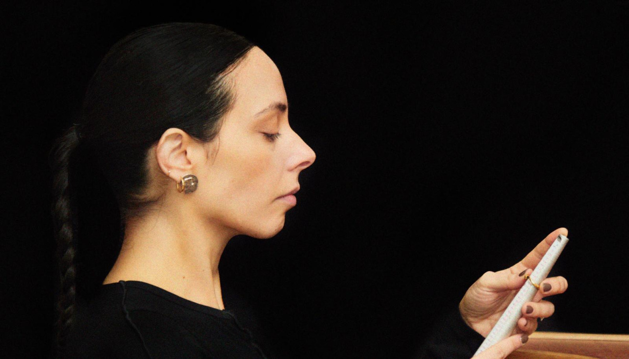 La creadora trabaja cada pieza a mano, manteniendo viva la tradición de la joyería artesanal