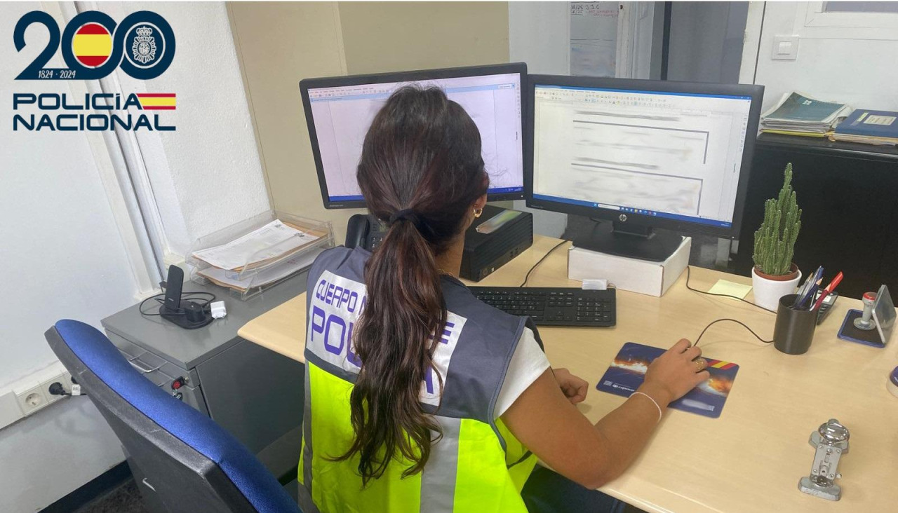 Imagen de una agente de la Policía Nacional