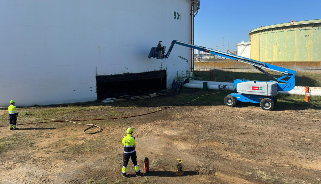 Obra para demoler los tanques de crudo de Repsol