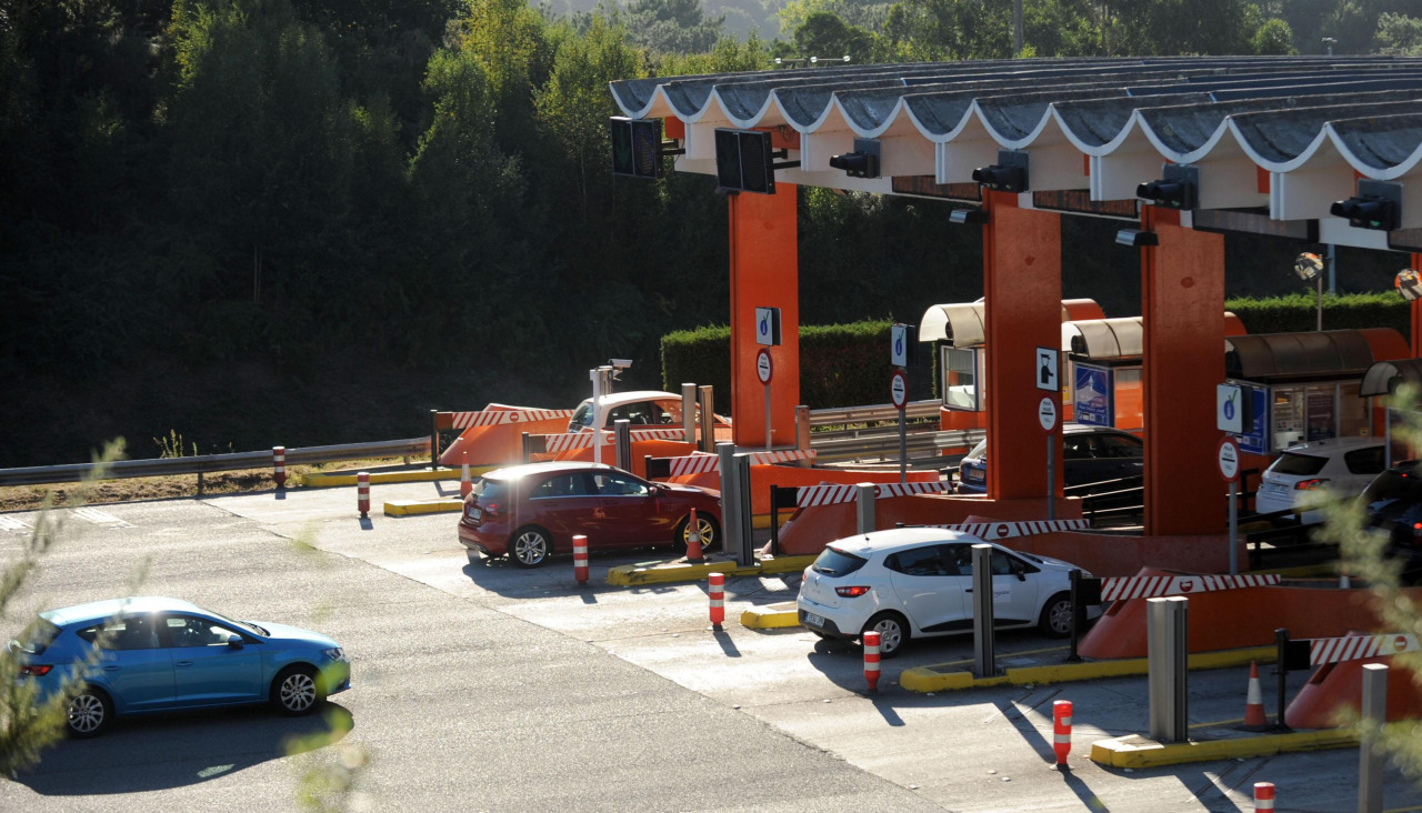 Vehículos circulan por unas cabinas de peaje de la Autopista del Atlántico, la AP-9