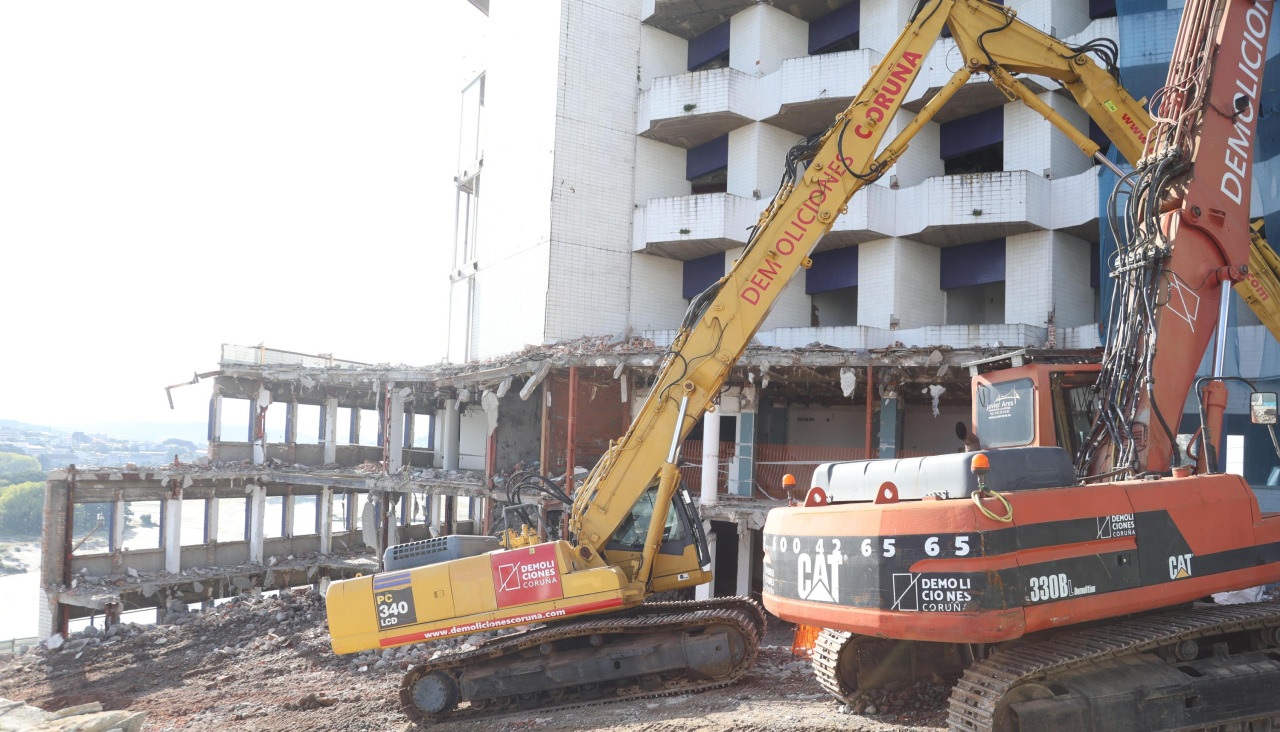 Obras de demolición del antiguo hotel de pacientes del Chuac