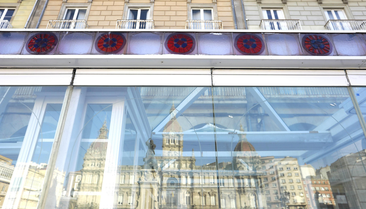 Reflejo del palacio municipal sobre una de las terrazas de la plaza de María Pita