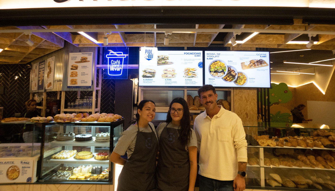 Dos trabajadoras de Amasarte de Cuatro Caminos, Gabriela y Leidy, posan con Rubén Becerra, director del Centro Comercial Cuatro Caminos