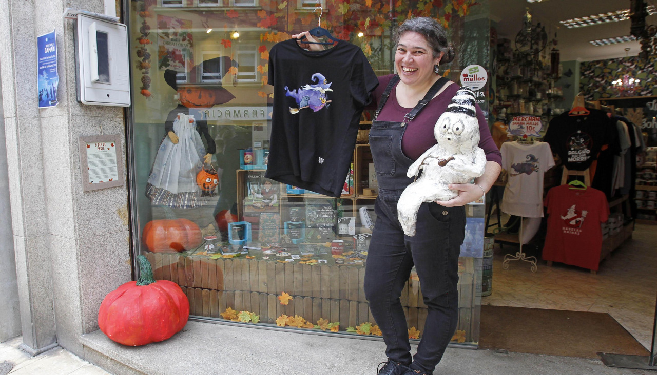 La presidenta de Distrito Mallos y propietaria de Luces de Bohemia, Alba Balsa, enseña las camisetas con la imagen de Meigui Mallos
