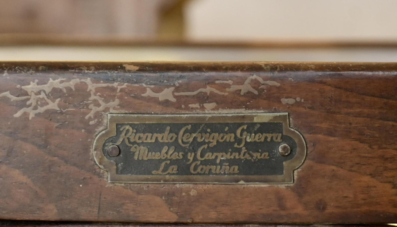 Plaquita de Ricardo Cervigón Guerra en la silla de La Dársena