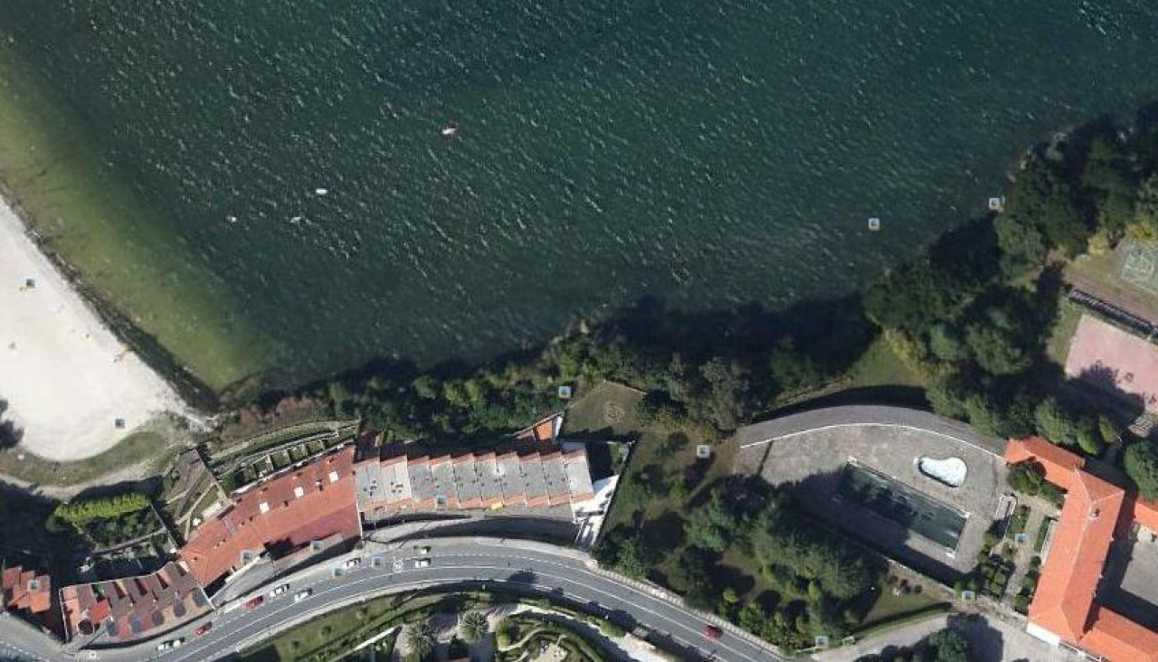 Vista aérea de la zona en la que se encuentra la batería de Corbeiroa con la playa de Sada a la izquierda