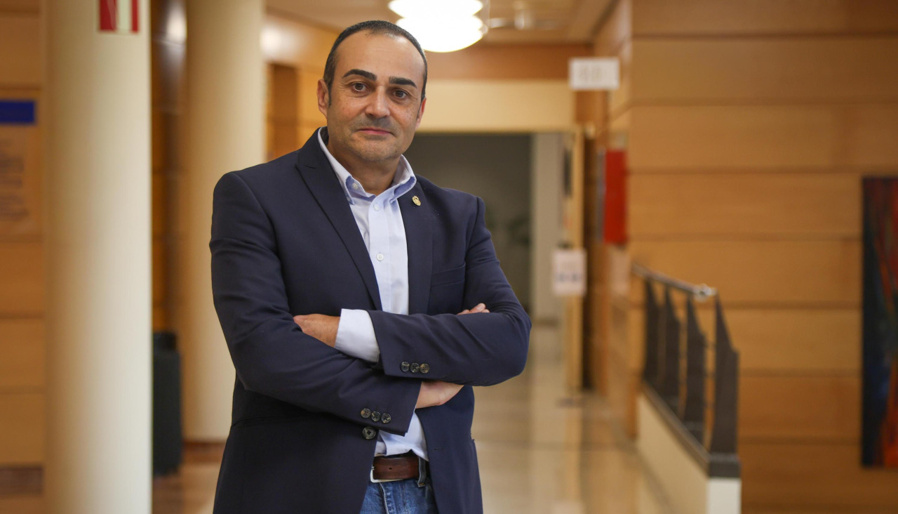 El enfermero Carlos Rodríguez, en los pasillos de la UDC