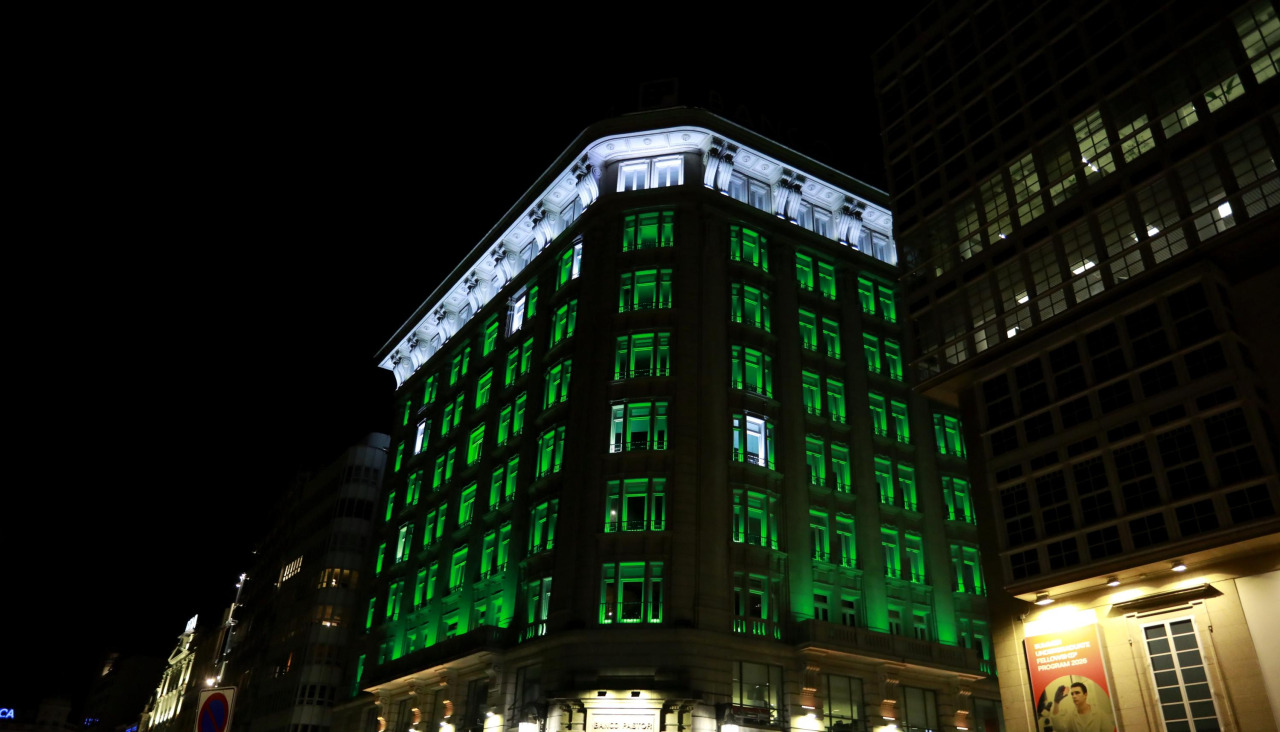 El Banco Pastor ensaya iluminaciones en la fachada con motivo de su ...