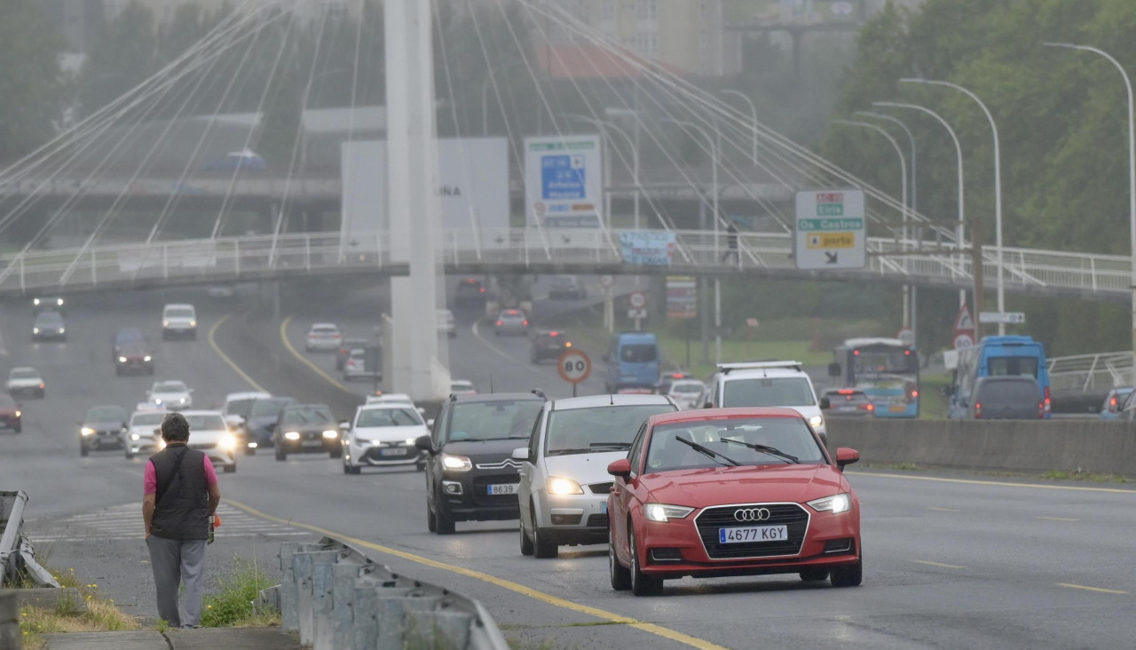 Vehículos circulan por la avenida de Alfonso Molina, principal acceso a A Coruña