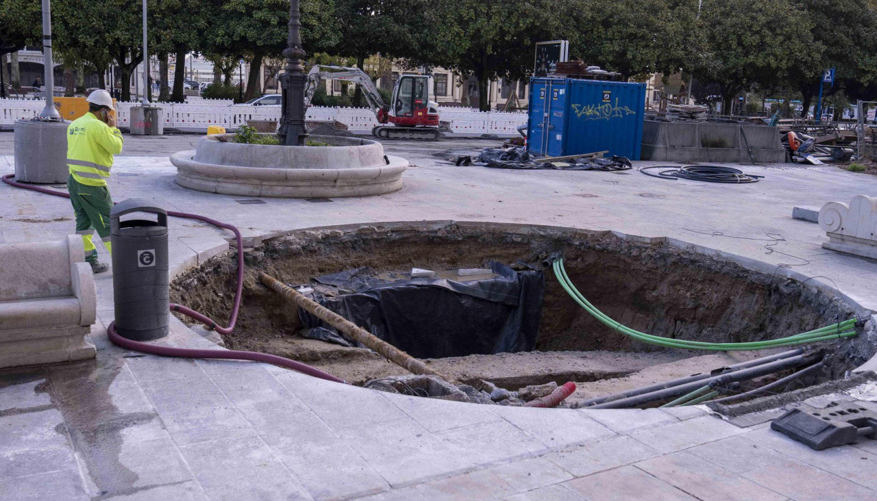 Zona de la obra en la que han aparecido los restos de la muralla portuaria