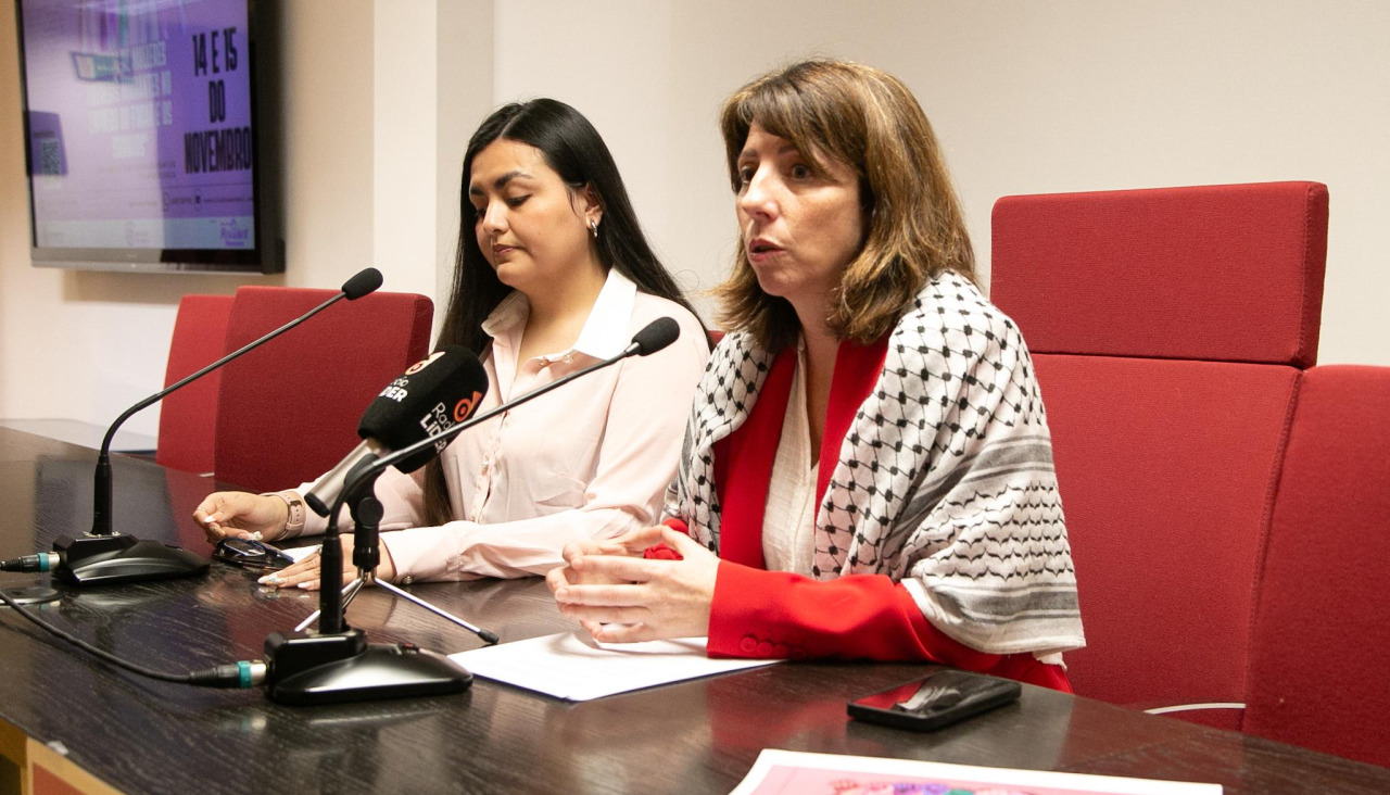 La diputada Sol Agra (d) y Darenka Vergara, de la Asociación Movilidad Humana, presentaron la iniciativa, que se desarrollará en Teixeiro